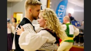 En kvinna och en man dansar,